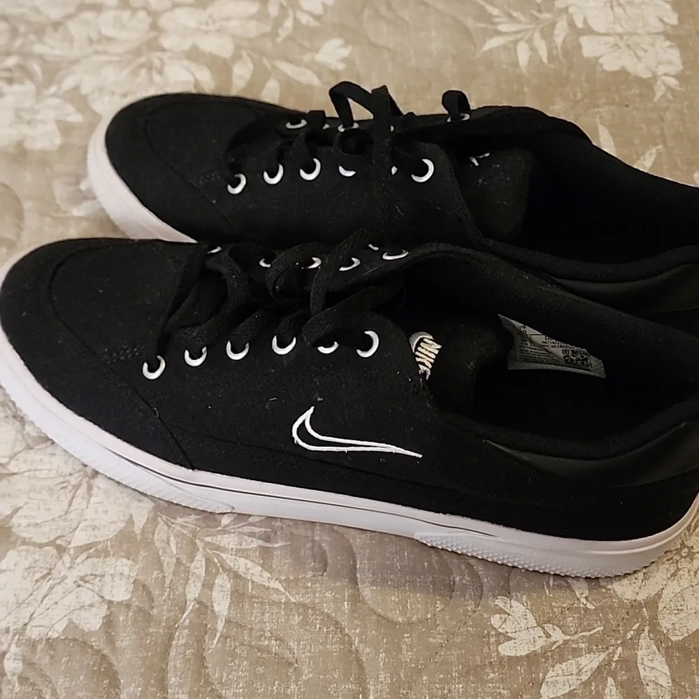 Nike Black Canvas Low-Top Sneakers - Picture 6 of 6